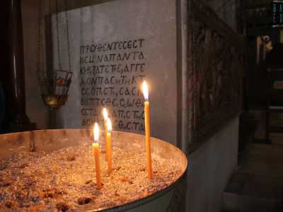 ...candele, scritte in greco...